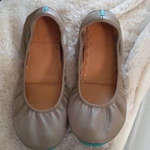 Tieks flats